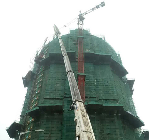 锡山吊车在工地上作业